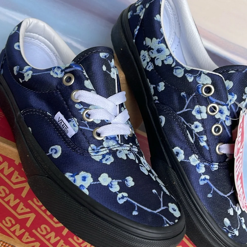 Vans WMNS Era
(Florals) Blue/Black
VNA4U39WYW
Sneakers - Picture 8 of 16